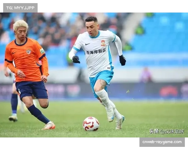 通讯：雨中鏖战，武汉三镇与青岛西海岸的比赛展现顽强斗志